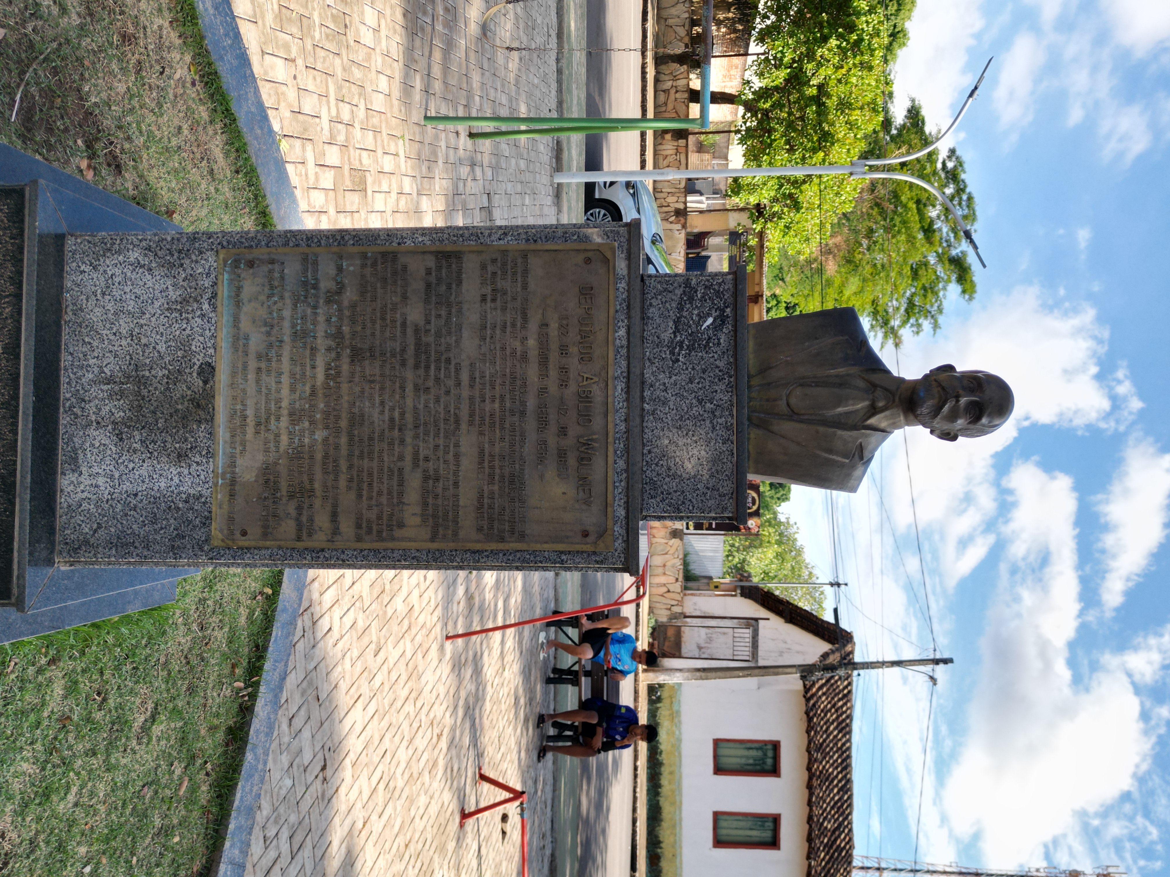 Foto da estátua do Deputado Abilío Wolney na praça do Coreto